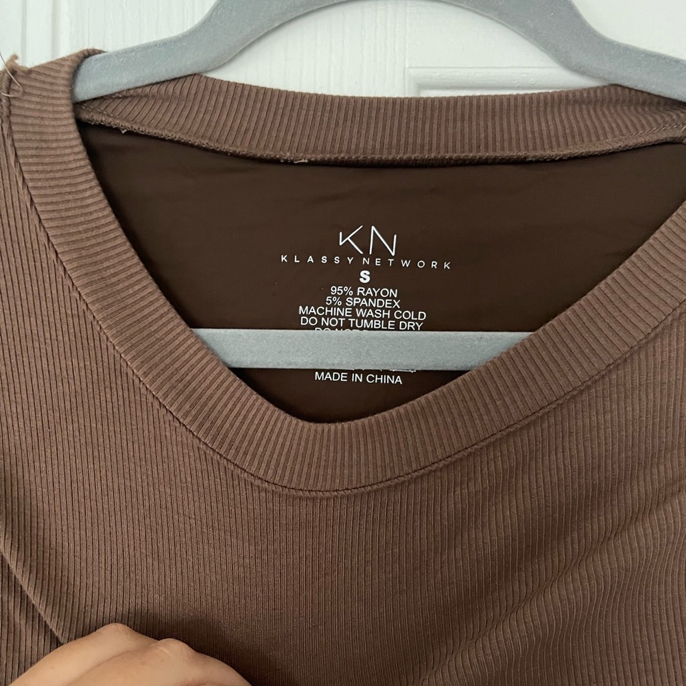 KLASSY NETWORK cropped long sleeve built in bra - Picture 2 of 2